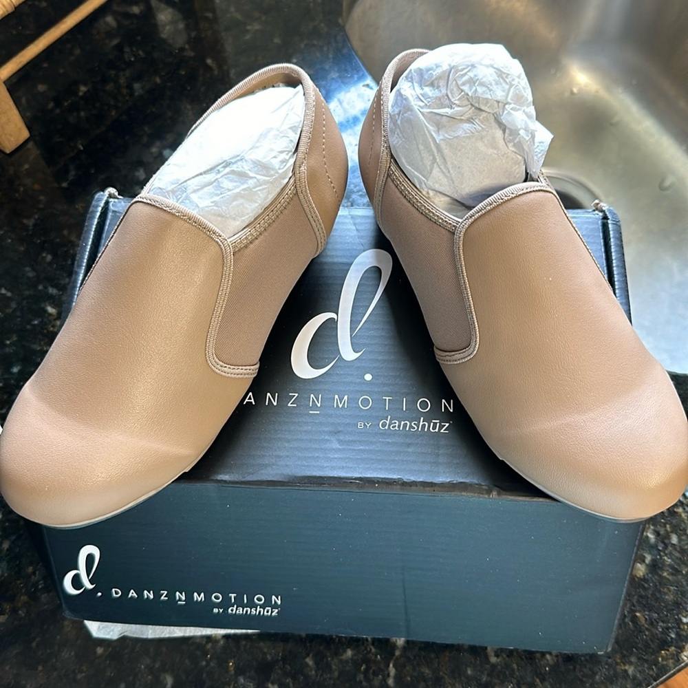 Brand new Danznmotion tap shoes